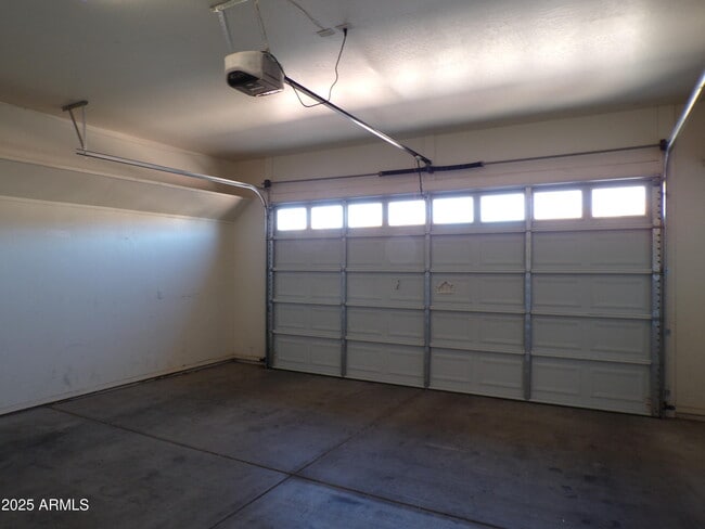 Building Photo - 4995 E Somerset Dr