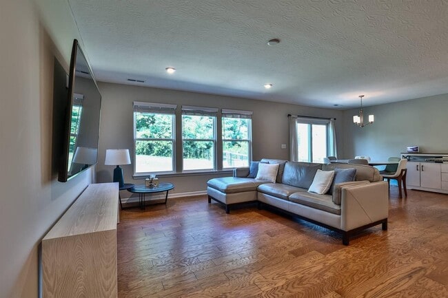 Building Photo - 2321 Slaney Ln