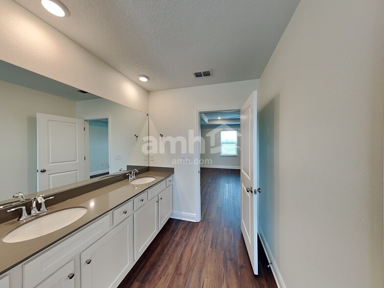 Building Photo - 14531 Cedar Ml Dr