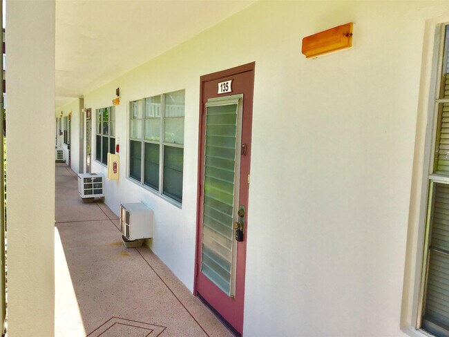 Building Photo - 135 Fanshaw D