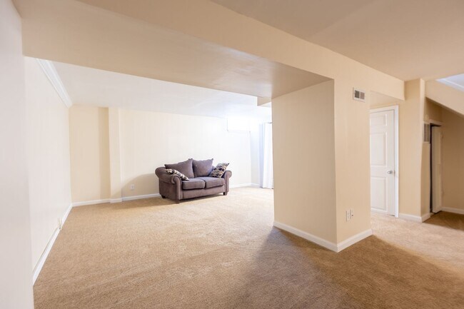 Building Photo - Beautiful 3 BR/2.5 BA Townhome in Millersv...