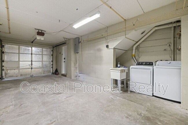 Building Photo - 12356 Capri Cir N