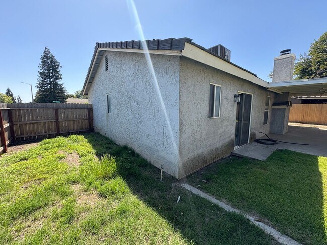 Building Photo - NW Visalia home available in a great neighborhood! available soon