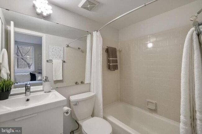 Building Photo - 1438 Meridian Pl NW