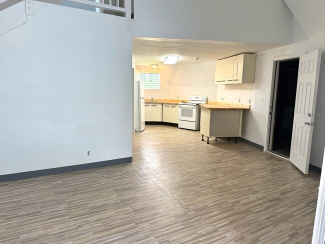 Building Photo - 14-3431-3431 Forest Rd