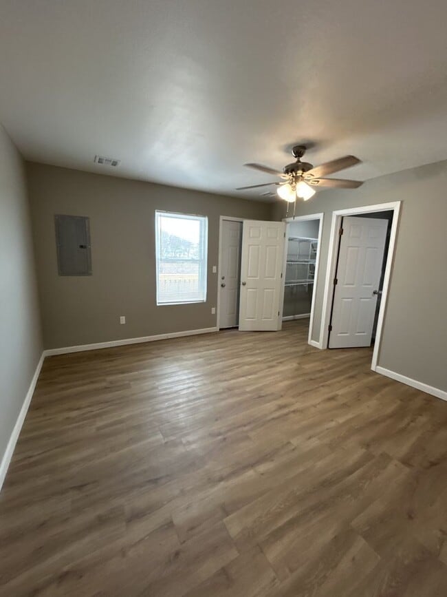 Building Photo - 714 Columbus St