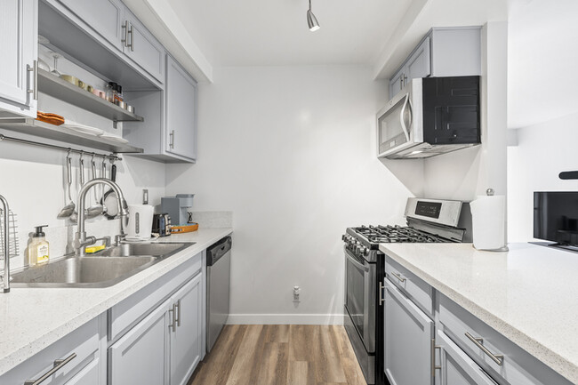 Building Photo - Fully furnished condo with appliances in C...