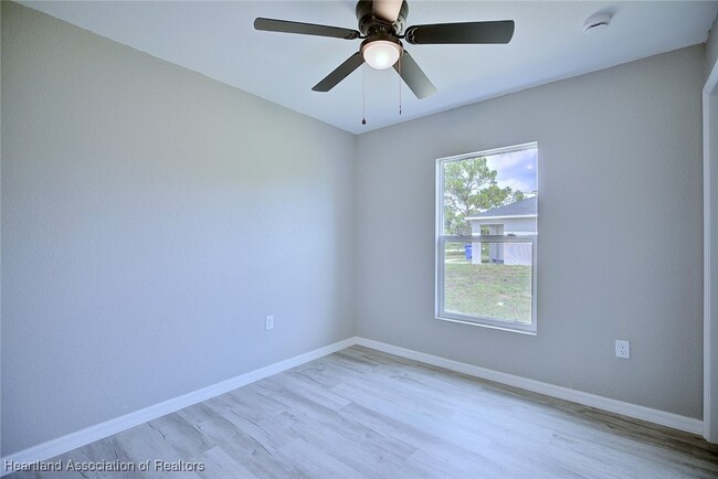 Building Photo - 1527 Chatsworth St