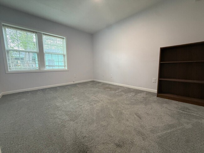 Building Photo - 120 N Pinewood Dr