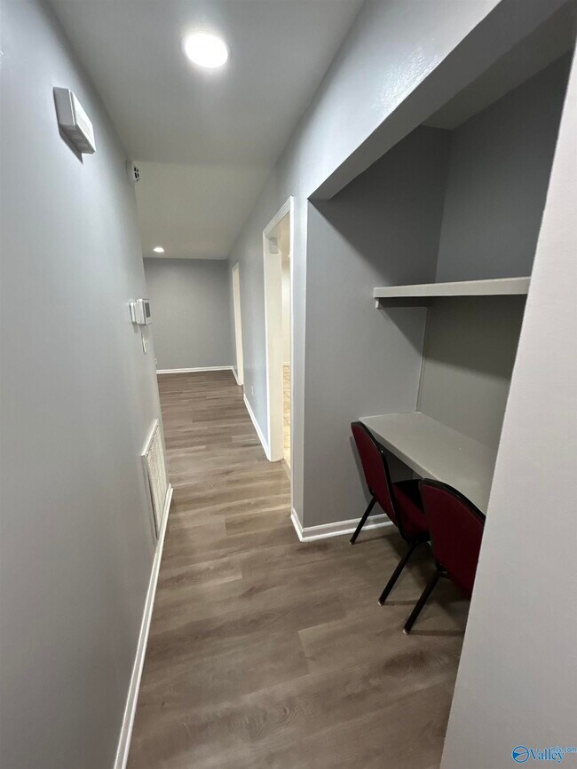 Building Photo - 6202 Valley Park Dr NW