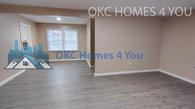 Building Photo - Be Home for the Holidays!! 3 Bedroom, 1 Block South of UCO - Save $625.00 off first full months r...