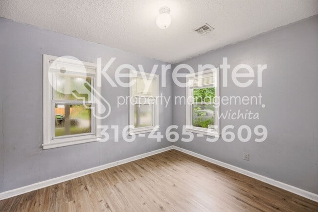 Building Photo - 915 N Harding Ave