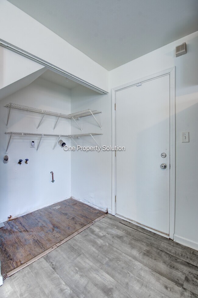 Building Photo - 924 W 60th Pl