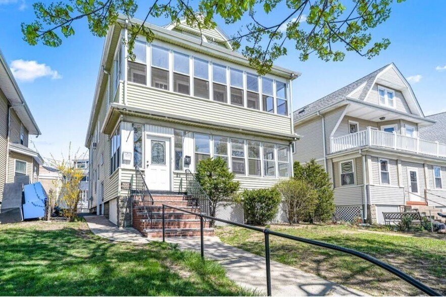 Building Photo - 623 Fellsway