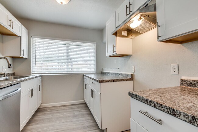 Building Photo - Beautifully Updated, Modern Finishes!