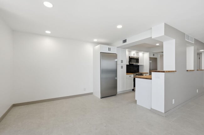 Building Photo - 5460 N Ocean Dr