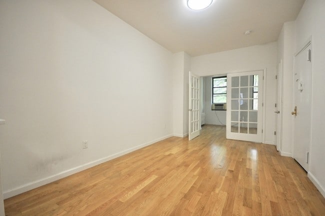 Building Photo - 166 BLEECKER St