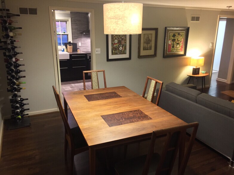 Building Photo - 2711 W 71st Terrace