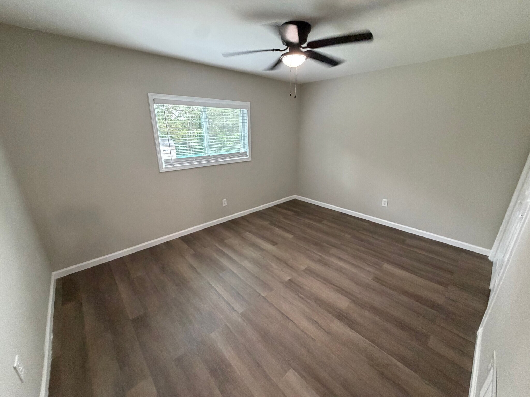 Building Photo - Room in Apartment on Gresham Park Dr