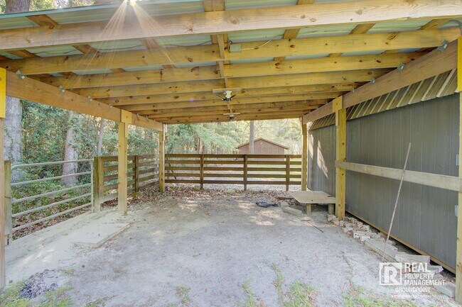 Building Photo - 209 Chucker Dr