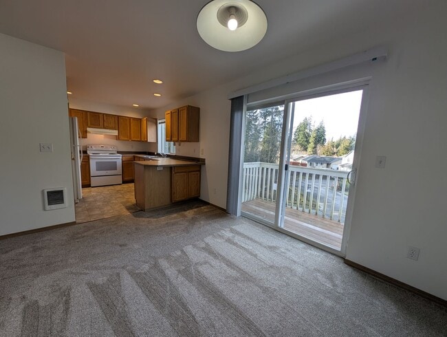 Building Photo - Centrally Located 3 Bedroom Triplex Unit Avail. for Rent - W/S/G paid with rent