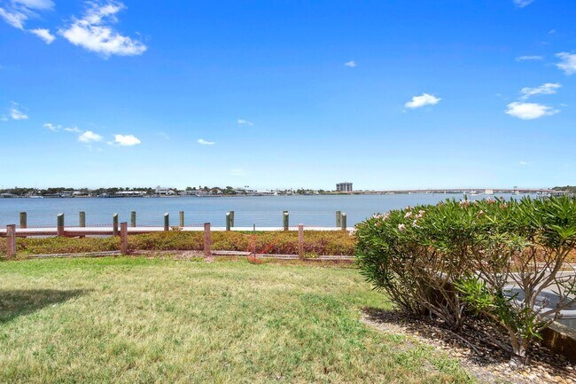 Building Photo - Beautiful Fully Furnished 3/2 Bouchelle Is...