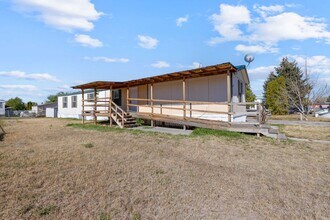 Building Photo - Large manufactured home