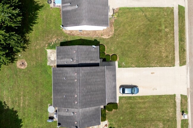 Building Photo - Three bedroom duplex