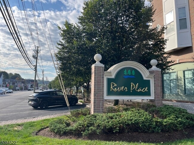 Building Photo - 116 River Place