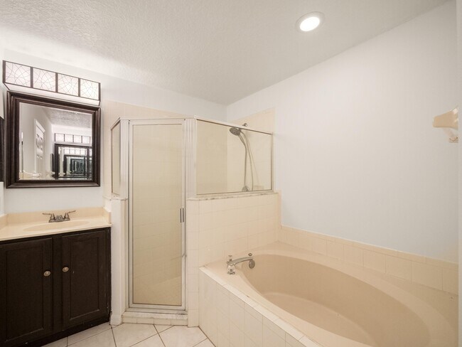 Building Photo - 949 SE Bywood Ave