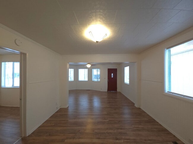 Building Photo - Nice house with a huge garage