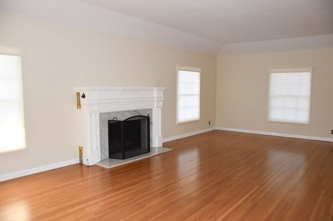 Building Photo - 910 E Maple Ave