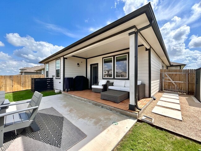 Building Photo - 401 Town Lk Bnd