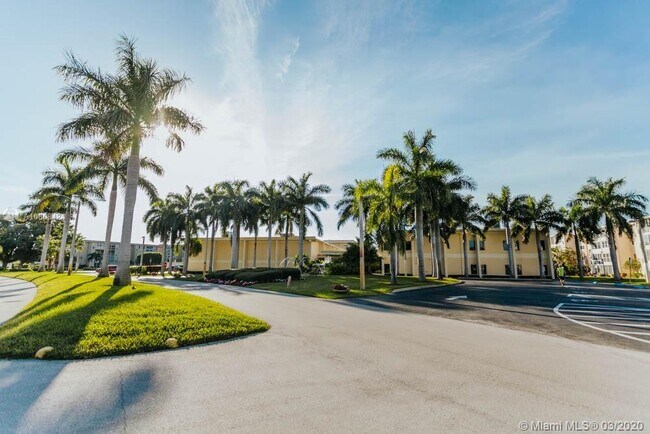 Building Photo - 300 NE 26th Ave