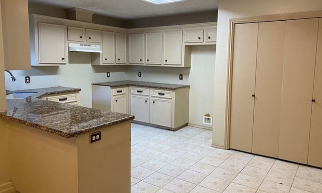 Building Photo - 225 E Maple Ave