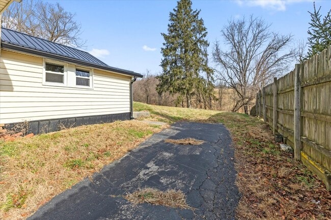 Building Photo - 1471 E State St