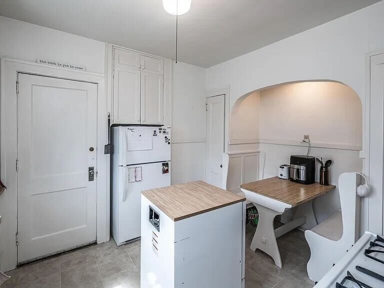 Kitchen, shown with old appliances - 4942 Lyndale Ave S