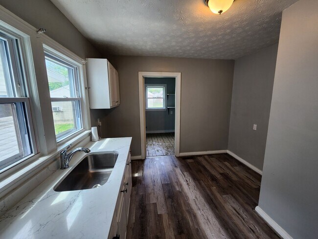 Building Photo - Charming 2 bedroom 1 bath home with recent...