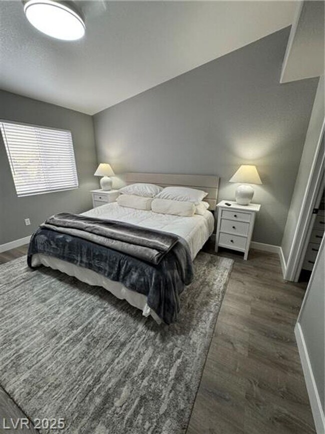 Building Photo - Cozy Fully Furnished Condo
