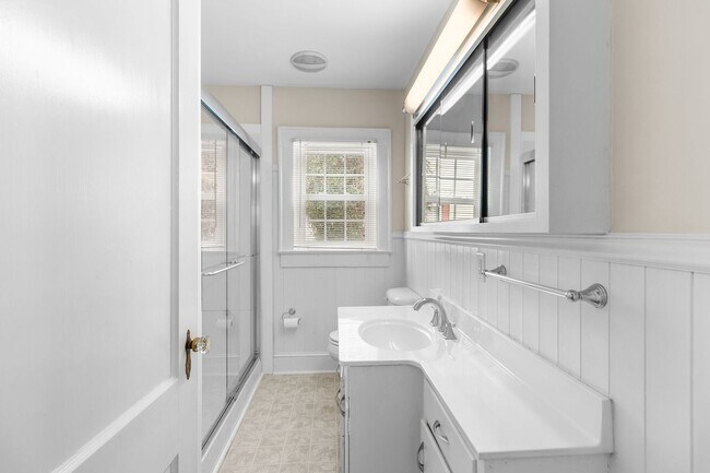 Building Photo - 4 Bedroom 3 Bath in Haymount- Available through June 1, 2027 only!