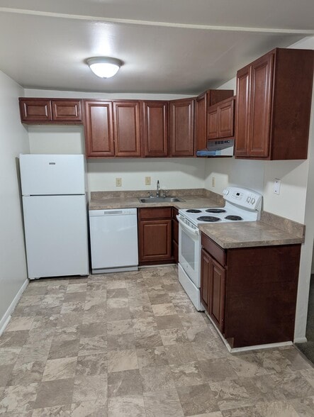 Building Photo - 1001 White Oak Rd