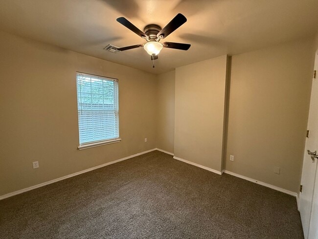 Building Photo - Collinsville 3/2 with new carpet!!