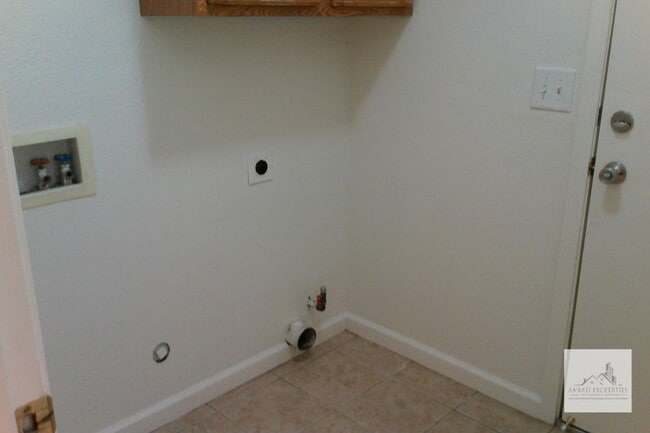 Building Photo - 8651 N Woodrow Ave