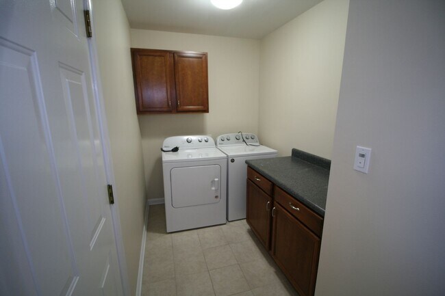 Building Photo - Willow Bend Home. 1st Floor Primary Bedroo...