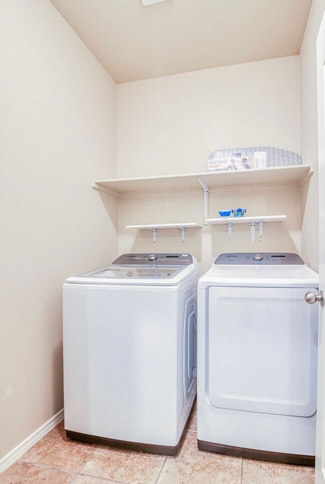 Building Photo - Westside area for Short or Long Term Rental (Completely Furnished) Beautiful 3 bed/2.5 baths plus...