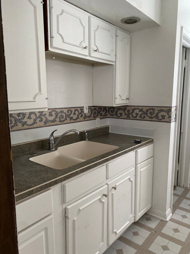 Building Photo - 624 Dundee Ave