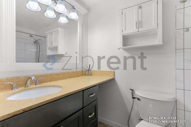 Building Photo - 9917 Holly Dr