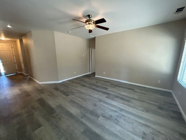 Building Photo - 3 Bedroom 2 Bathroom Home in SW Visalia! Close to Shopping and Restaurants!