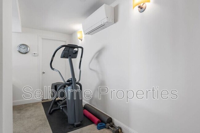Building Photo - 33 Clementina St