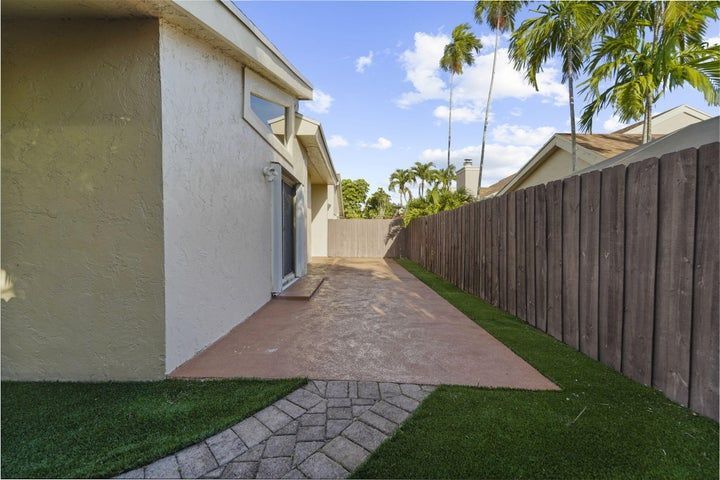 Building Photo - 7621 Sierra Terrace W